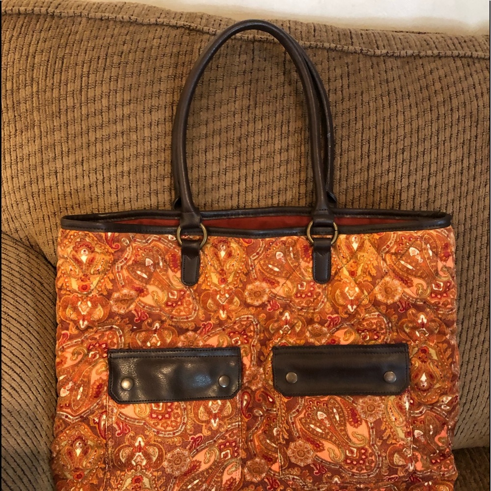 Huge bag! Nice to take shopping andto the beach.